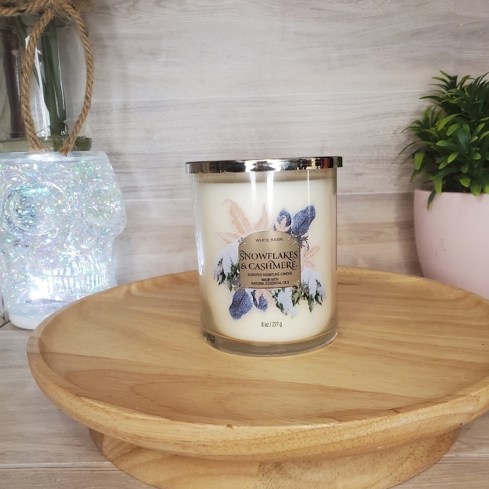 Bath and Body Works Snowflake Cashmere Holiday Candle 8oz One Wick